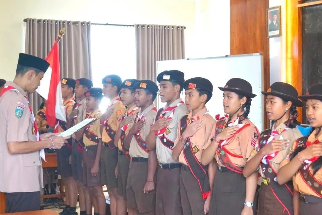 Wakil Bupati Klungkung Tjokorda Gde Surya Putra saat melantik dan memberikan arahan kepada Pramuka Penggalang Garuda di SMAN 2 Semarapura.