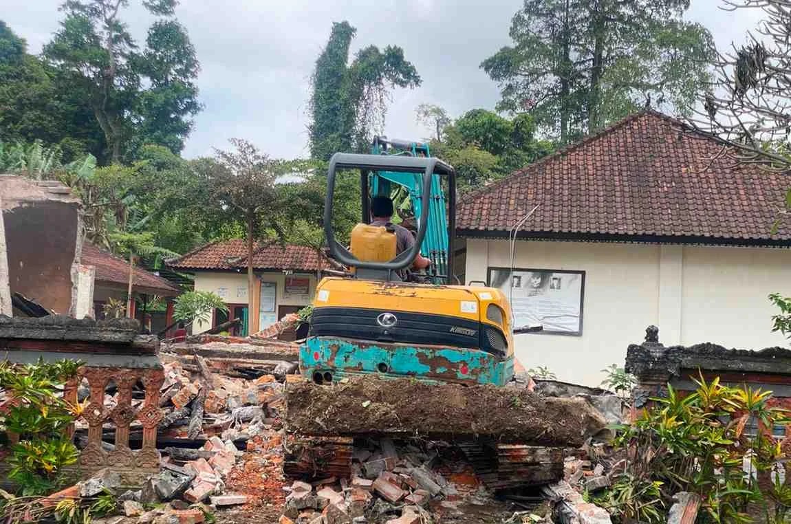 Ekskavator Mulai Bongkar SDN 2 Batuan Pascakebakaran
