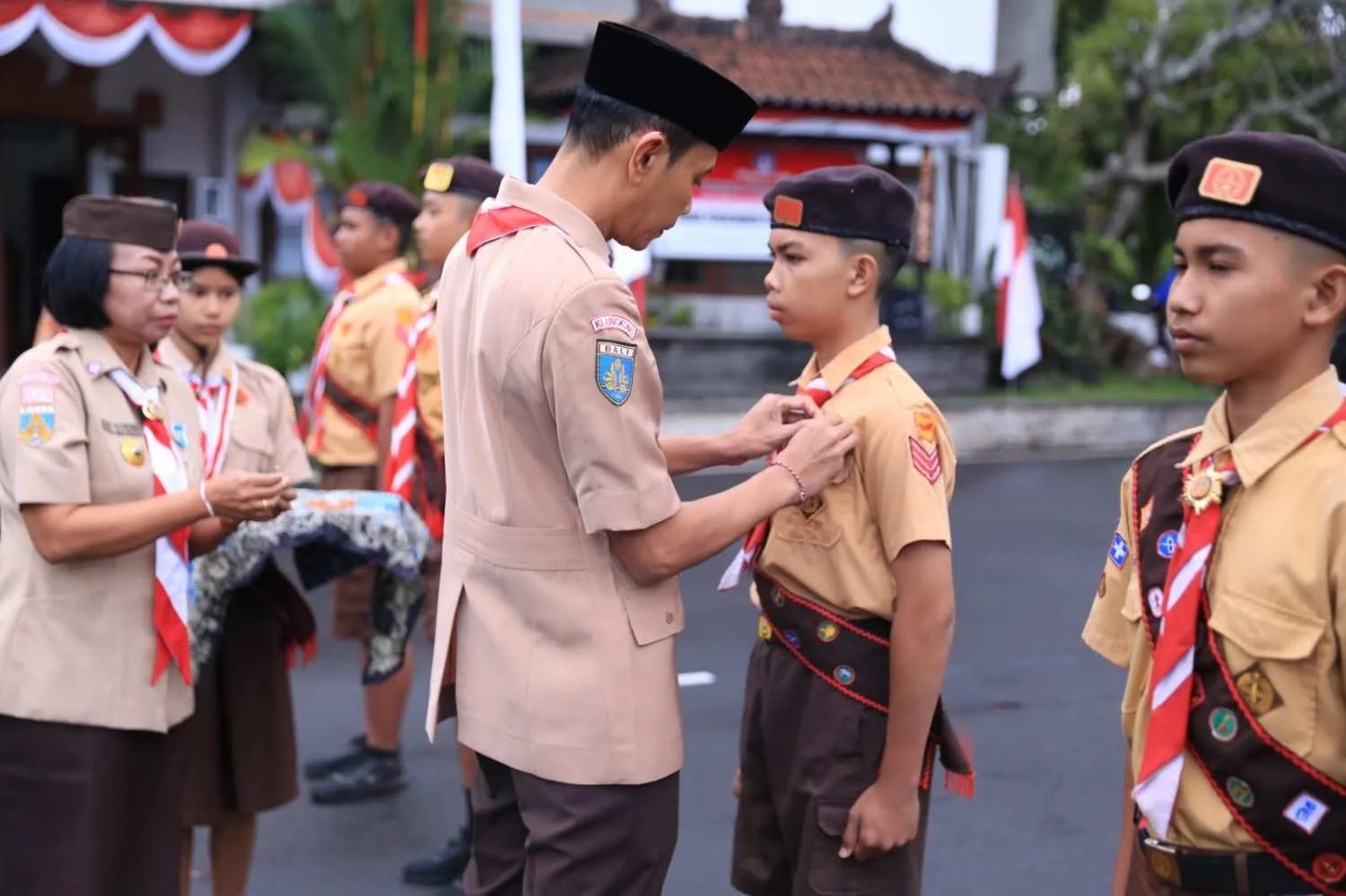 Siap Harumkan Nama Daerah di Kancah Nasional, Wabup Tjok Surya Kukuhkan Pramuka Penggalang Garuda dan Lepas Kontingen Jamnas XII 2026