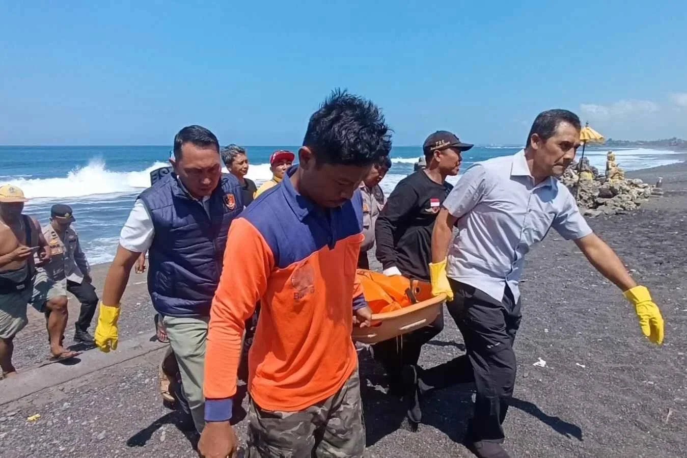 Polsek Sukawati Evakuasi Jenazah Pria yang Ditemukan di Pesisir Pantai Purnama, Sukawati
