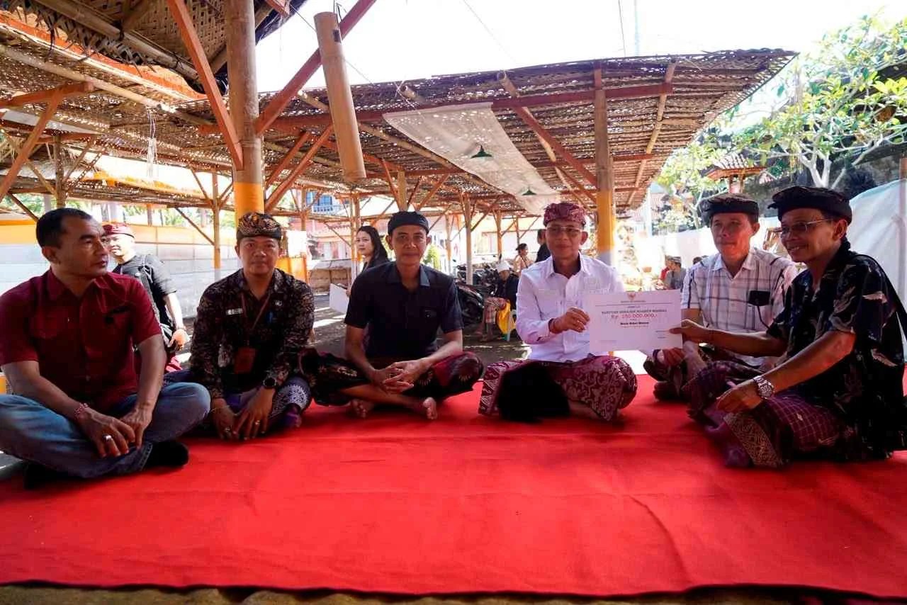 Ringankan Beban Warga, Bupati Satria Serahkan Bantuan Ngaben Massal di Lima Desa Adat Klungkung