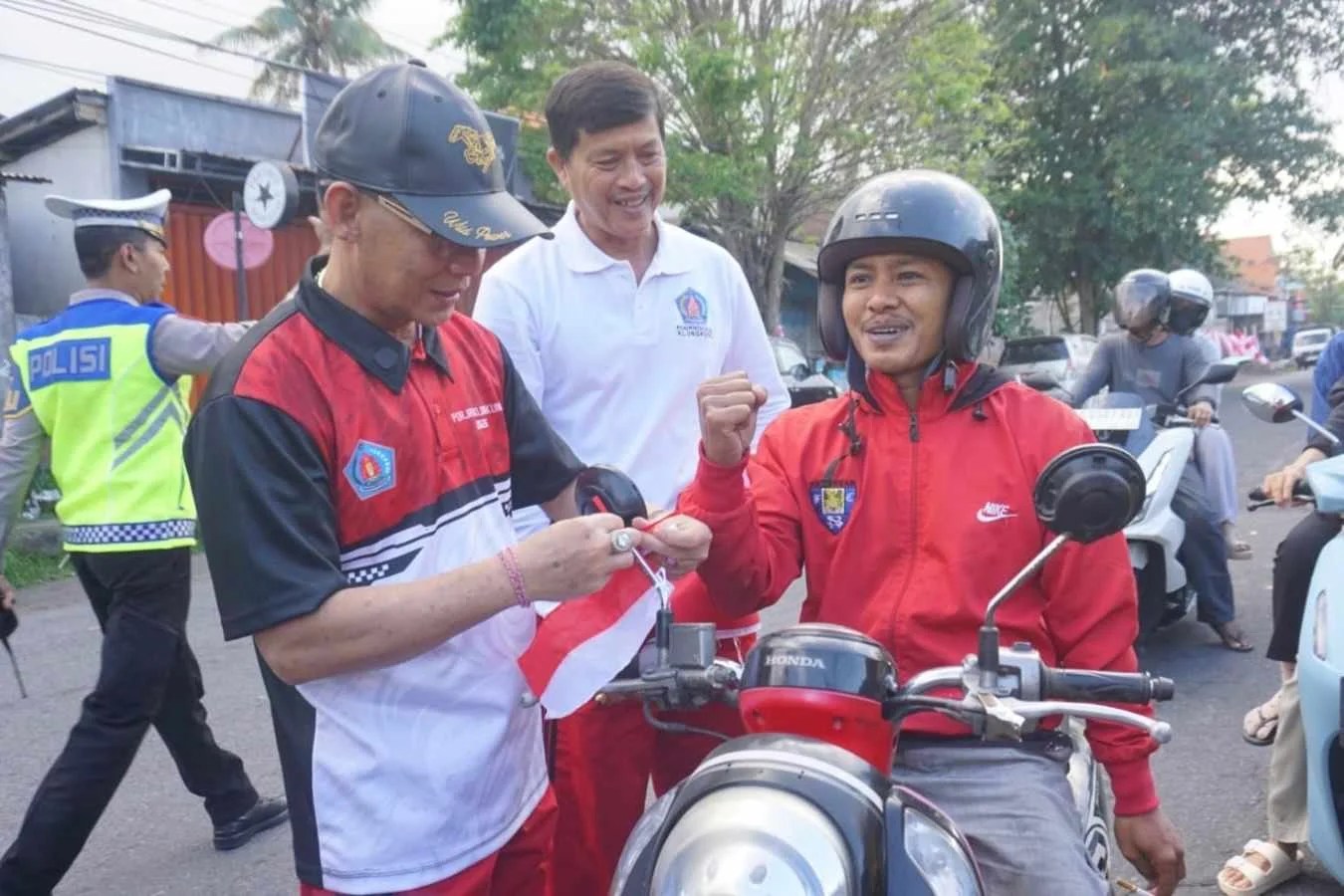 Bupati Satria Pimpin Pembagian Bendera Merah Putih, Ajak Masyarakat Kobarkan Semangat Nasionalisme K