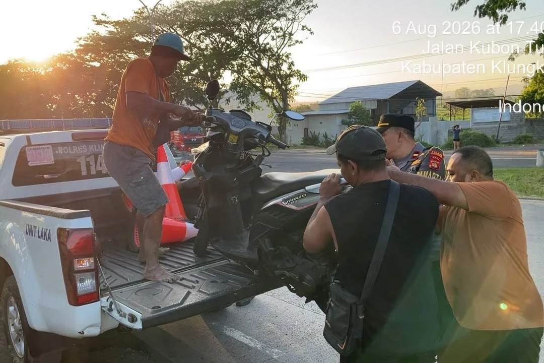 Respons Cepat Laporan Call Center 110, Polres Klungkung Tangani Laka Lantas di Jalan Baypass Ida Bagus Mantra