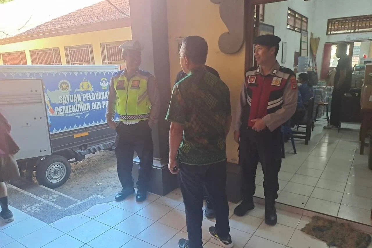 Polisi tetap Kawal Distribusi MBG ke Sekolah dan Banjar di Desa Manukaya