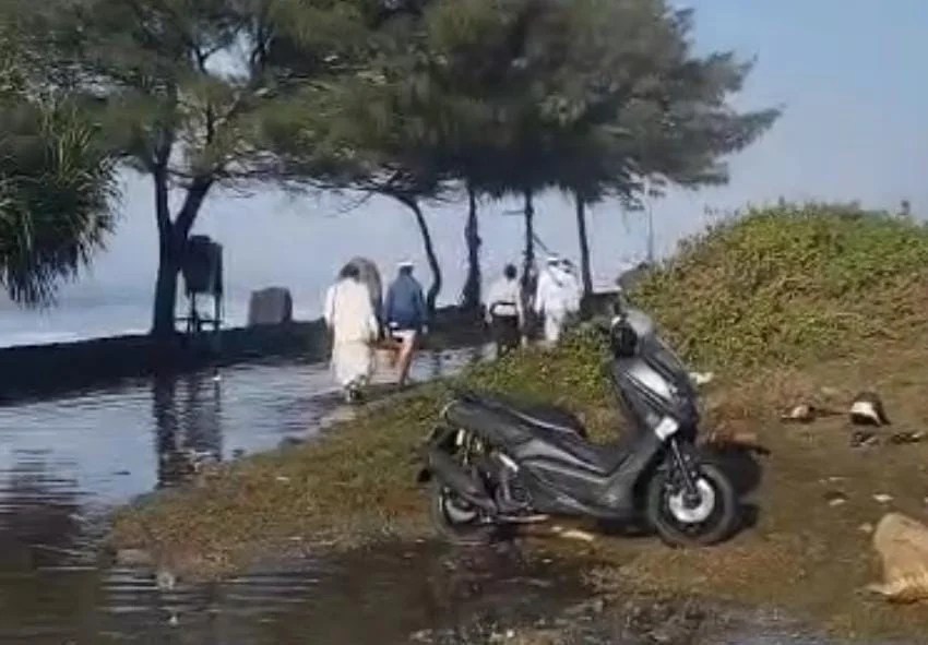 Gelombang Tinggi Terjang Pesisir Gianyar, Pemadek di Pantai Masceti Terhempas Ombak