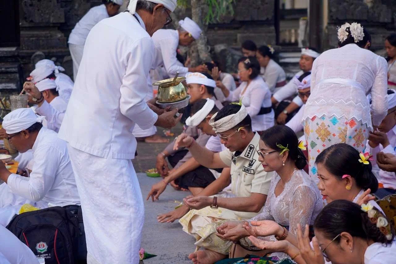 Jelang HUT RI ke-81, Bupati dan Wakil Bupati Klungkung Pimpin Persembahyangan Bersama di Pura Jagatnata