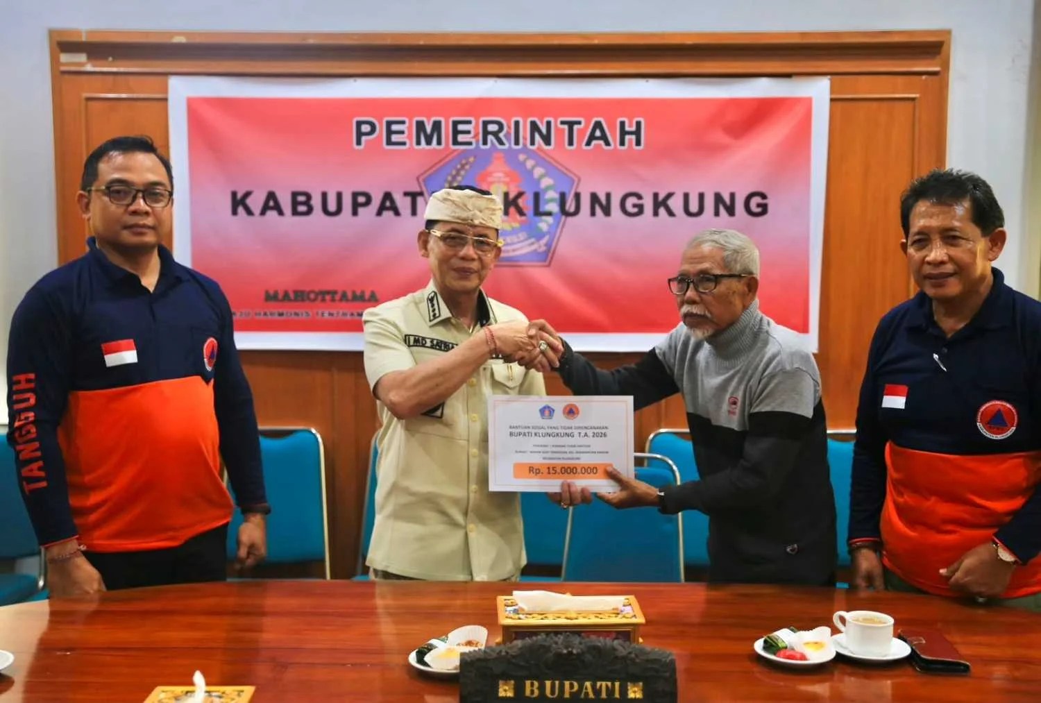 Bupati Satria Serahkan Bantuan Sosial Tidak Direncanakan bagi Warga Terdampak Bencana di Klungkung