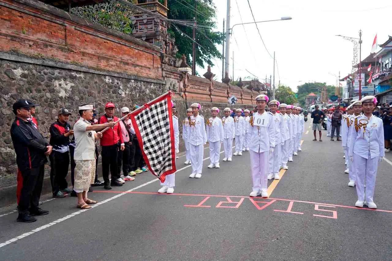Meriahkan Lomba Gerak Jalan Indah, Bupati Satria Apresiasi Semangat Nasionalisme Pelajar SMP dan SMA Klungkung