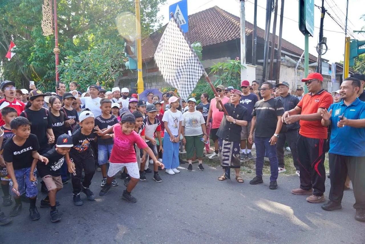 Meriah! Jalan Santai Desa Banjarangkan Bertabur Doorprize dan Nasi Jinggo Gratis