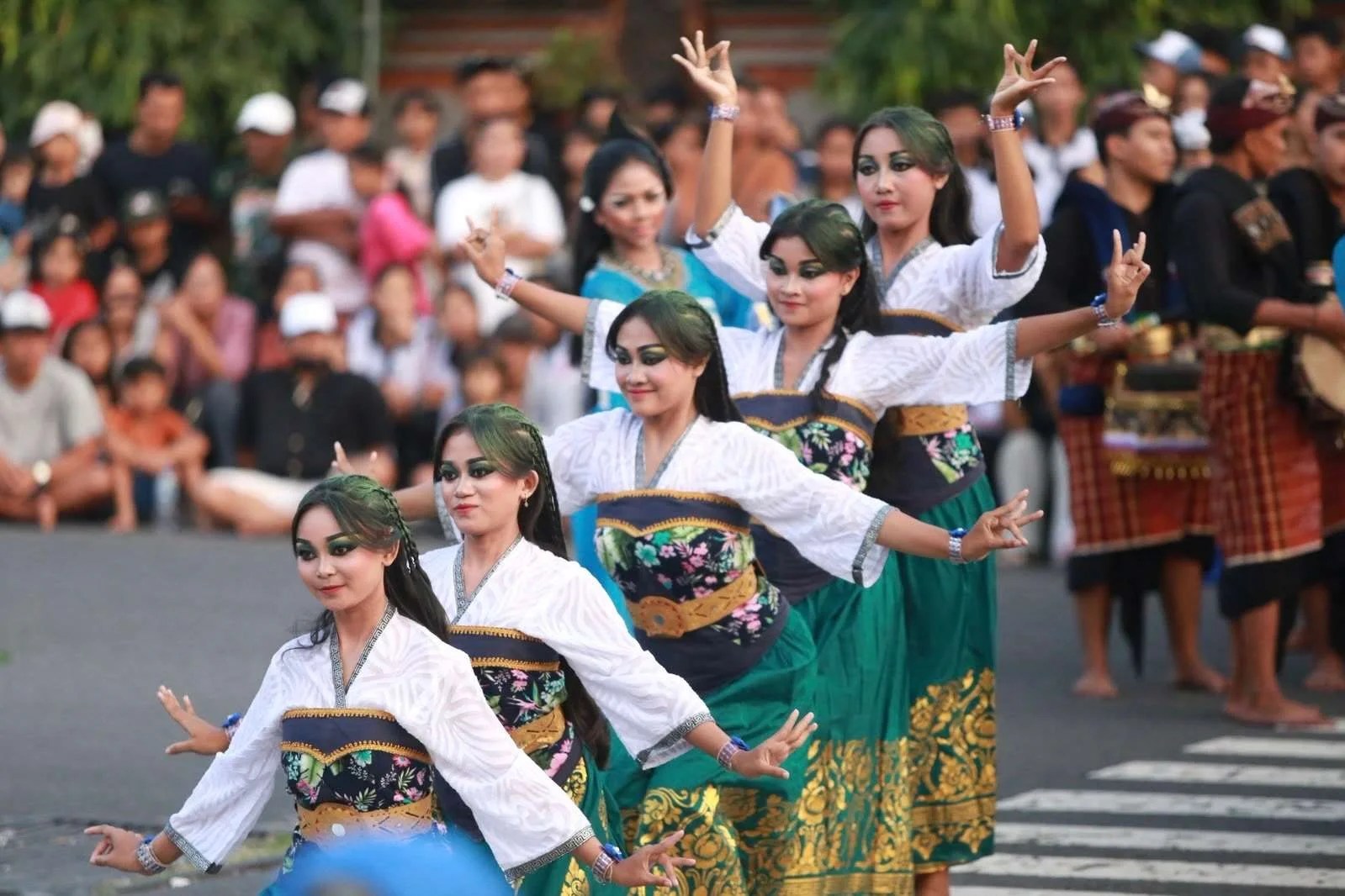 Jelang HUT Kemerdekaan RI, Pelajar Tingkat SMP dan SMA Klungkung Meriahkan Parade Budaya Karnaval