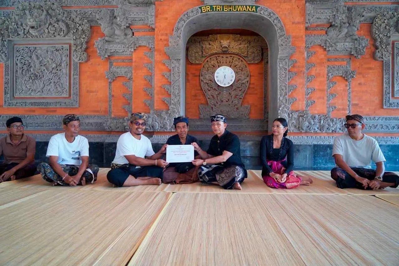 Ringankan Beban Warga, Bupati Satria Serahkan Bantuan Ngaben Masal di Tiga Desa dan Pitra Bakti di Dua Desa