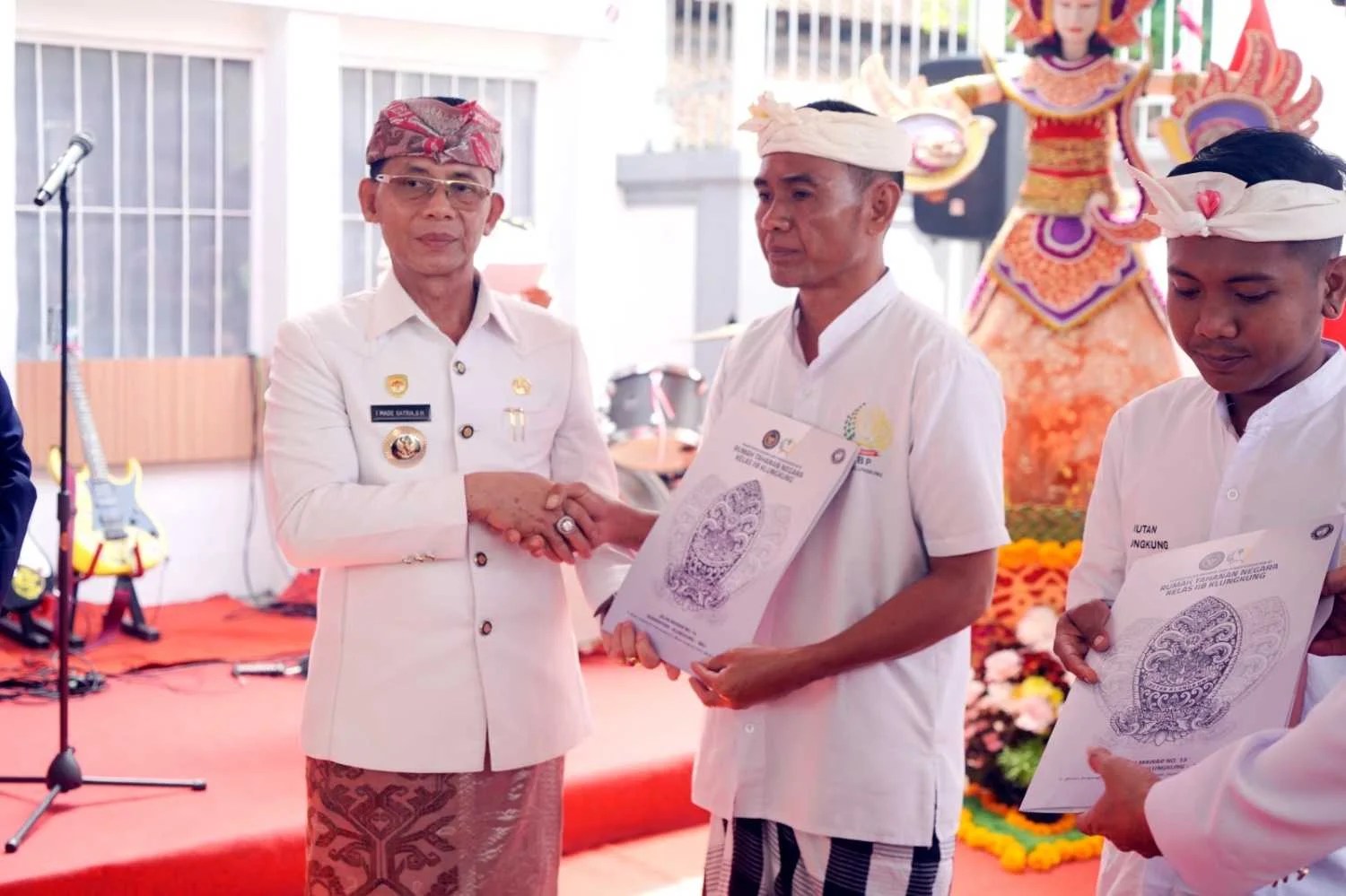 HUT ke-81 RI, Bupati Klungkung Serahkan Remisi Kepada 88 Warga Binaan Rutan Kelas IIB, Dua Langsung Bebas