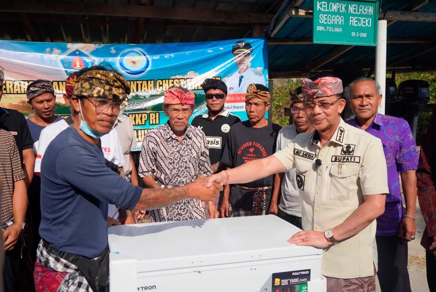 Bupati Satria Serahkan Bantuan Chest Freezer untuk KUB Segara Rejeki Desa Kutampi Kaler