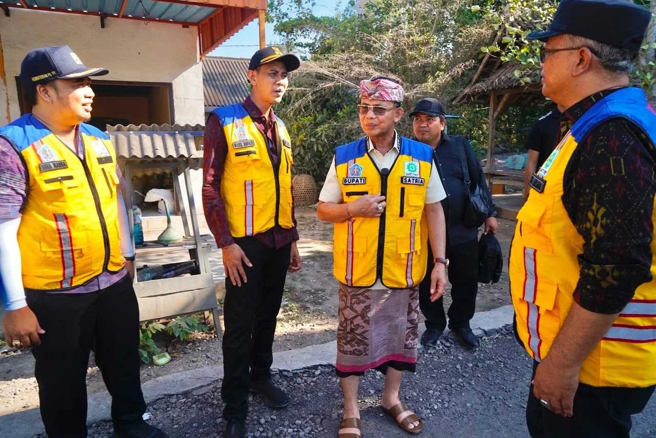 Bupati Satria Tinjau Progres Pengerjaan Jalan Sampalan-Toyapakeh, Minta Kontraktor Atasi Debu dan Kebut Pengerjaan