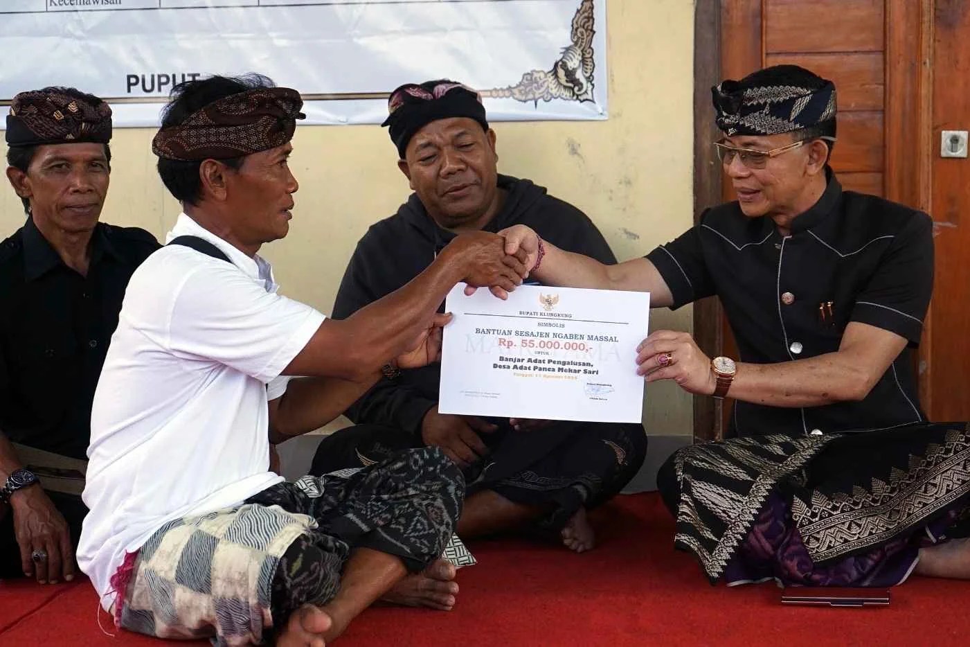 Ringankan Beban Warga, Bupati Satria Serahkan Bantuan Ngaben Masal di kecamatan nusa penida