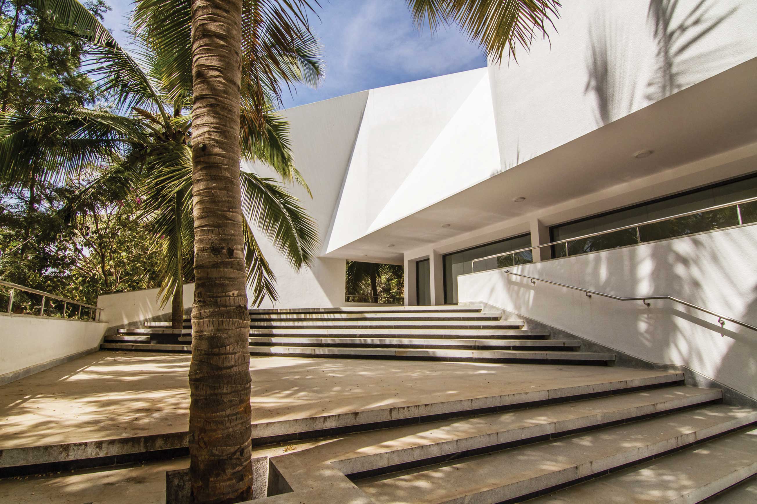 ......To contrasting surfaces in white.