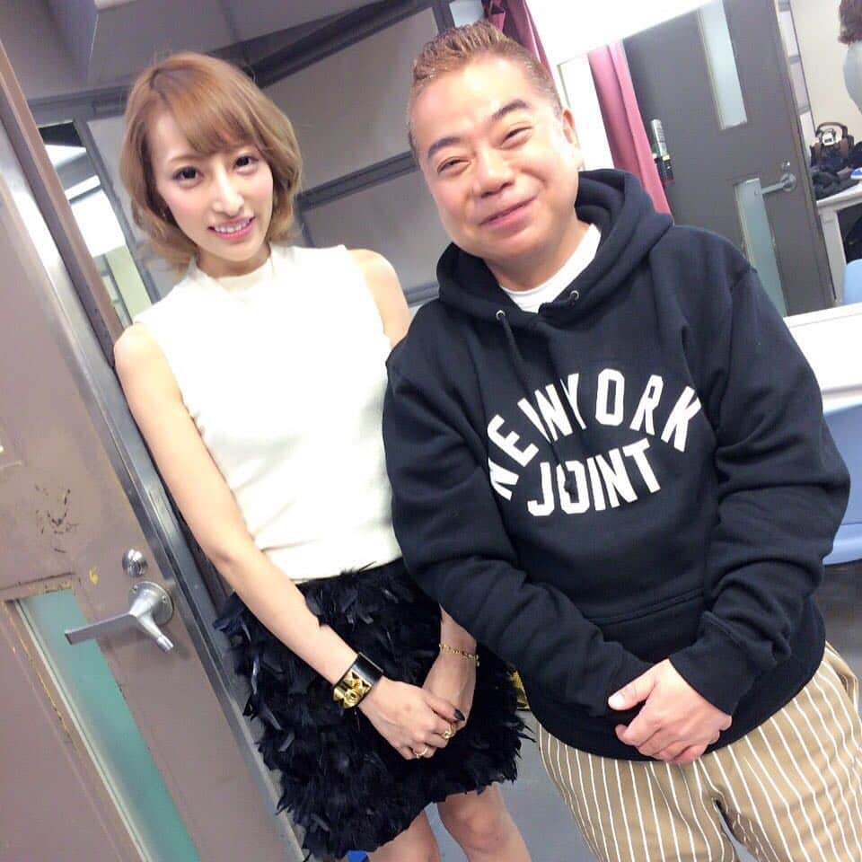 加藤紗里さんのインスタグラム写真 - (加藤紗里Instagram)「_ 出川さん、おっぱい当てちゃって、、、テヘっ すいませんでした💓涙  #アッコにおまかせで突っ込まれてた... #紗里のミス #おっぱいの罠 #疑惑の写真判定 #おっぱい当たってるわ🙄 #アッコにおまかせ #友達すら  ...