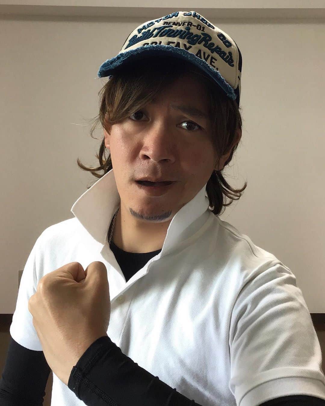 中西亮太さんのインスタグラム写真 - (中西亮太Instagram)「【今日の一変化】 余裕で二十歳超えてるけど、野球部アンダーシャツを私服で巧みに着こなすやつ。  #地味ハロウィン #年齢不詳 #汚い茶髪 #マストであご髭 #常ガニ股歩き #常ガム噛んでる #特大ルブタン財布大 ...