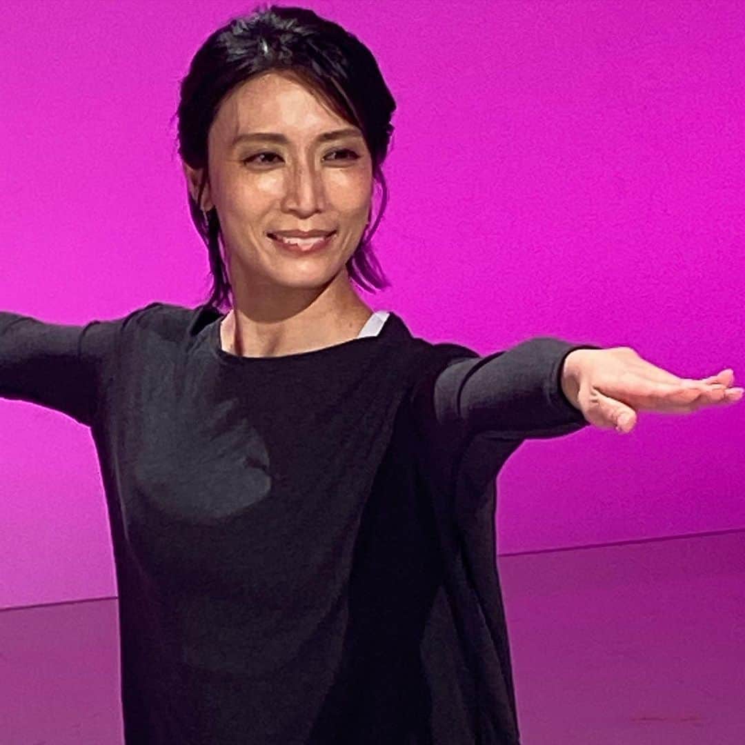 松川浩子さんのインスタグラム写真 - (松川浩子Instagram)「先日撮影された ある仕事の一枚。 さて何をしているでしょ？ アナウンサーだけど  わたしは ヨガインストラクター アロマテラピスト 日本語教員の資格を 持っております。 いつかこれらを 活かせる日が来ますよう ...