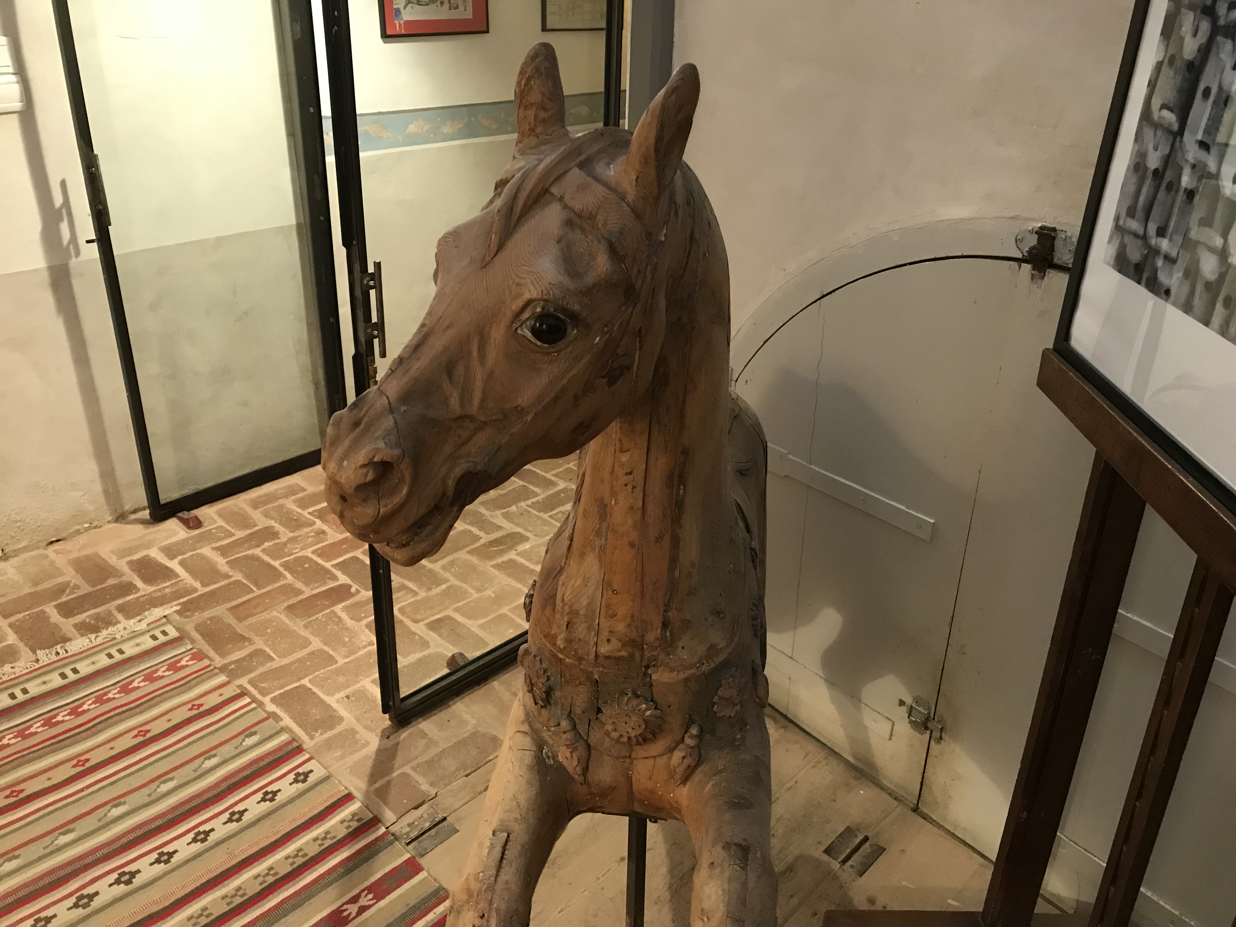 Le cheval de bois au pied de l'escalier