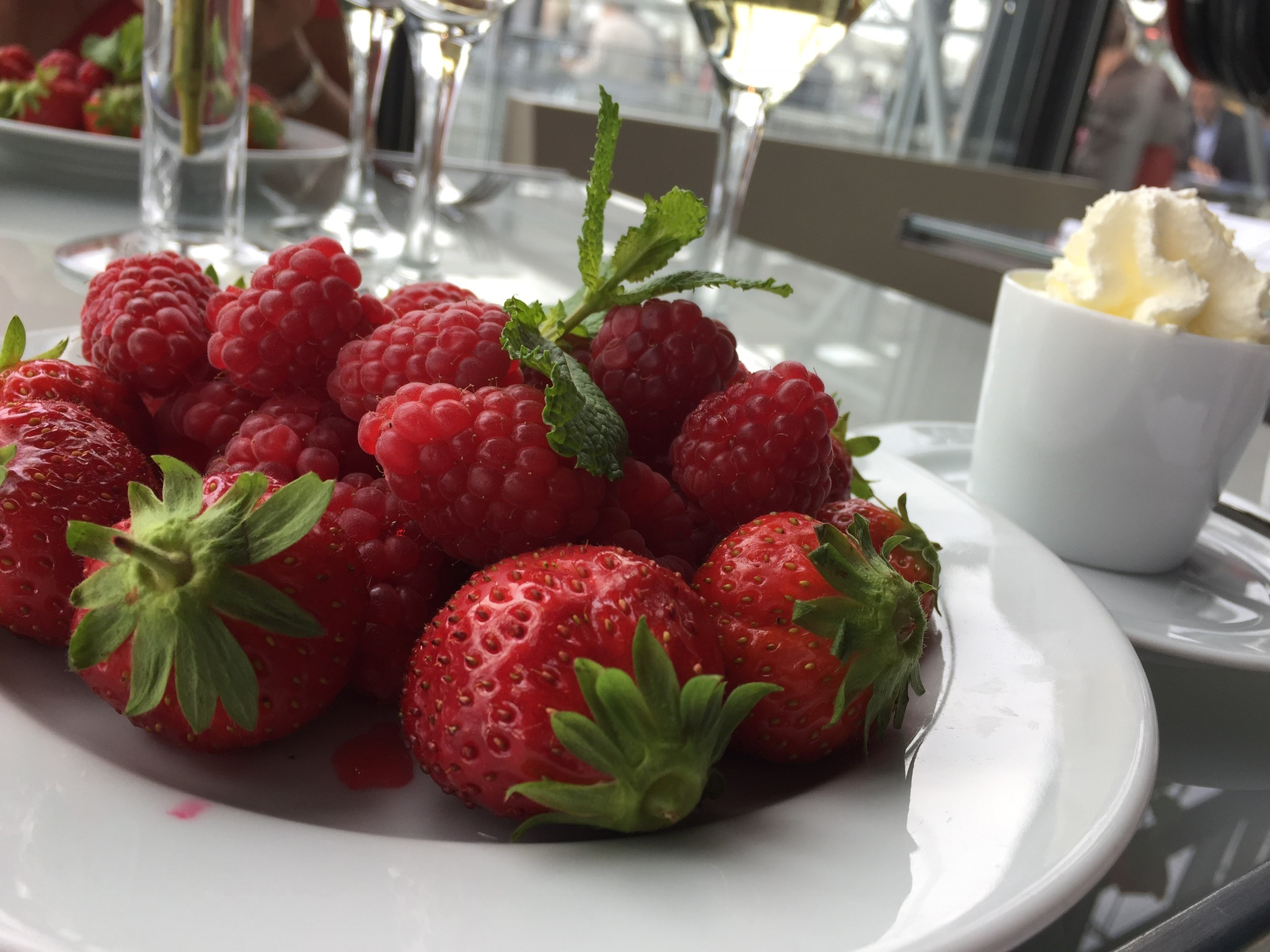 Fraises et frambroises, crème Chantilly