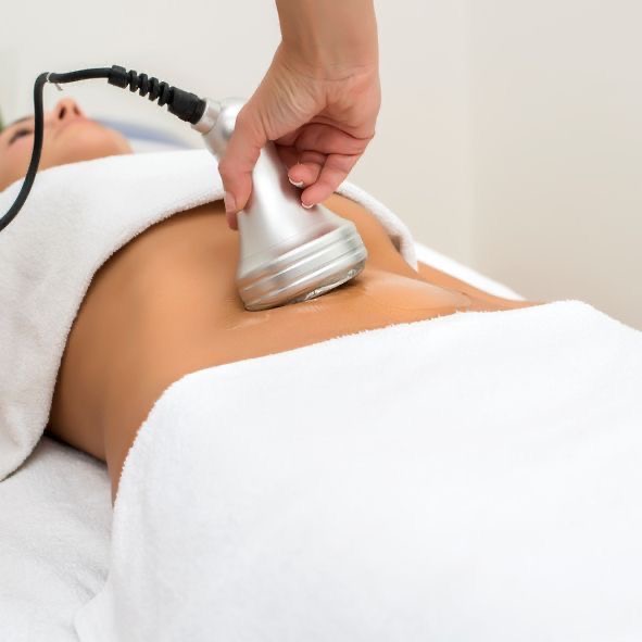 Photo d'une cliente allongée sur le dos pendant une lipocavitation