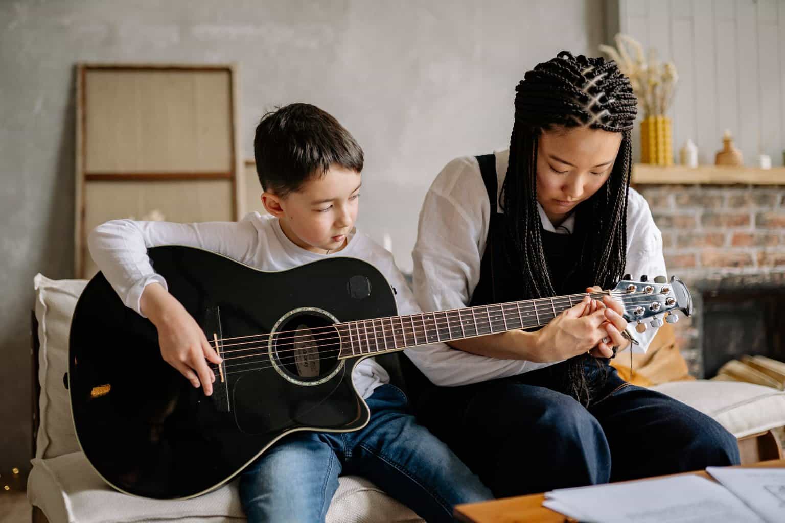 What is the best way to learn guitar for beginners?