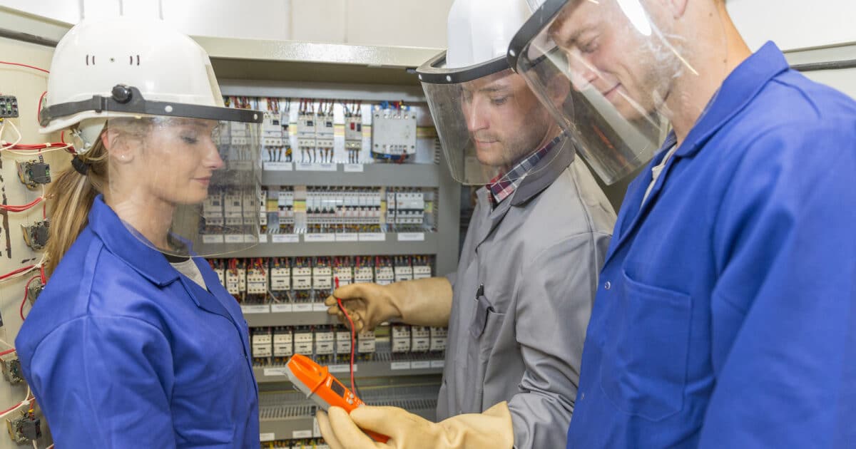 What is an electrician trainee and how to get in the field
