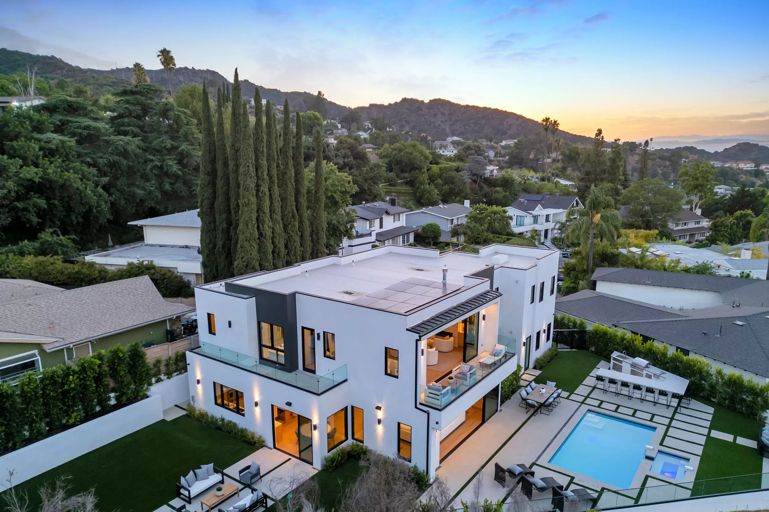 High-performance homes 2025 featuring solar panels and advanced insulation, designed by Interior Conception.