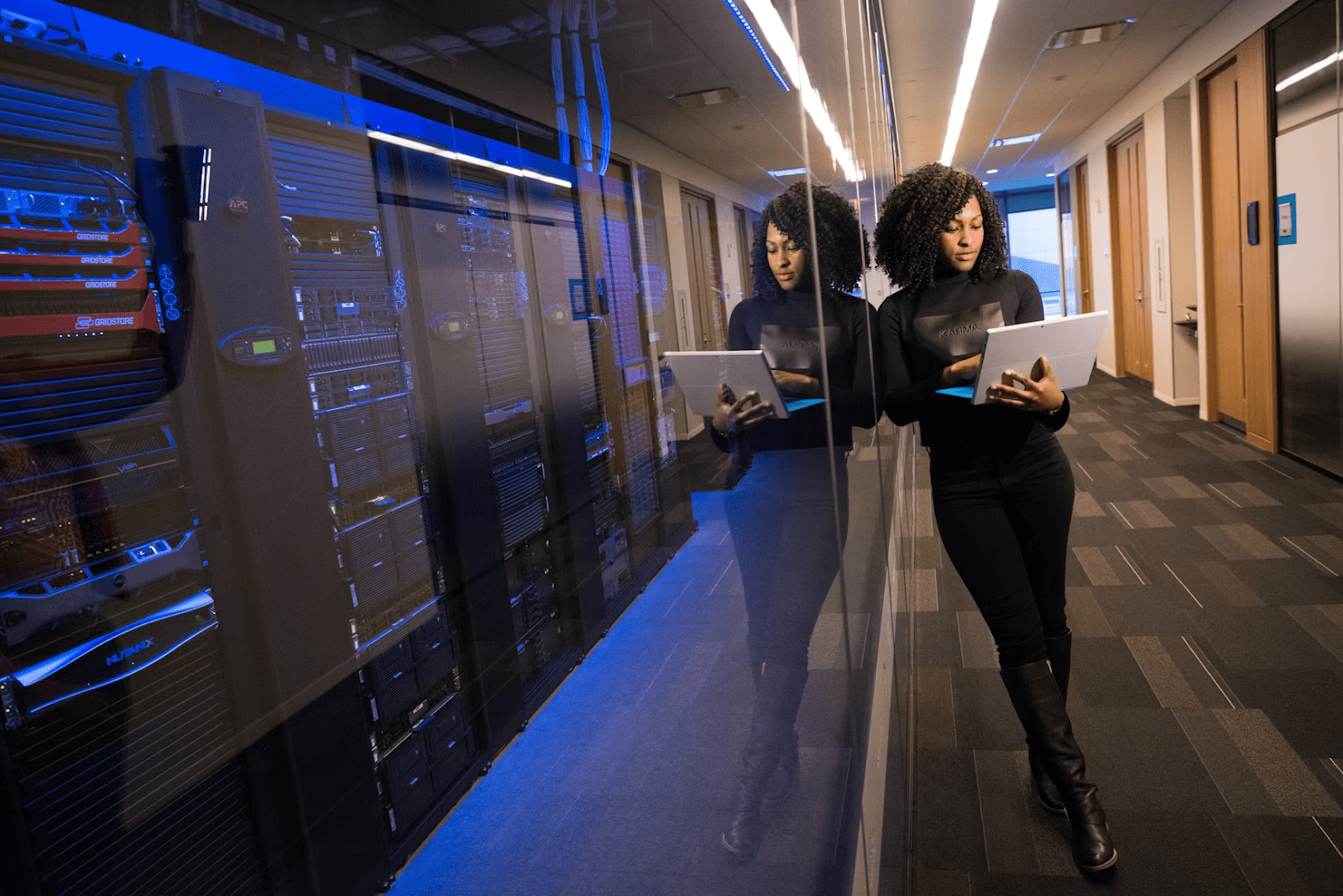 Imagem de capa: Christina @ wocintechchat.com na Unsplash. Carreiras em IA: de AI-Driven à AI-First. Seguir em tech ou integrar tech ao seu trabalho?