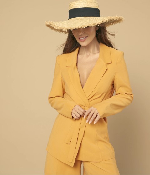 Traje amarillo
