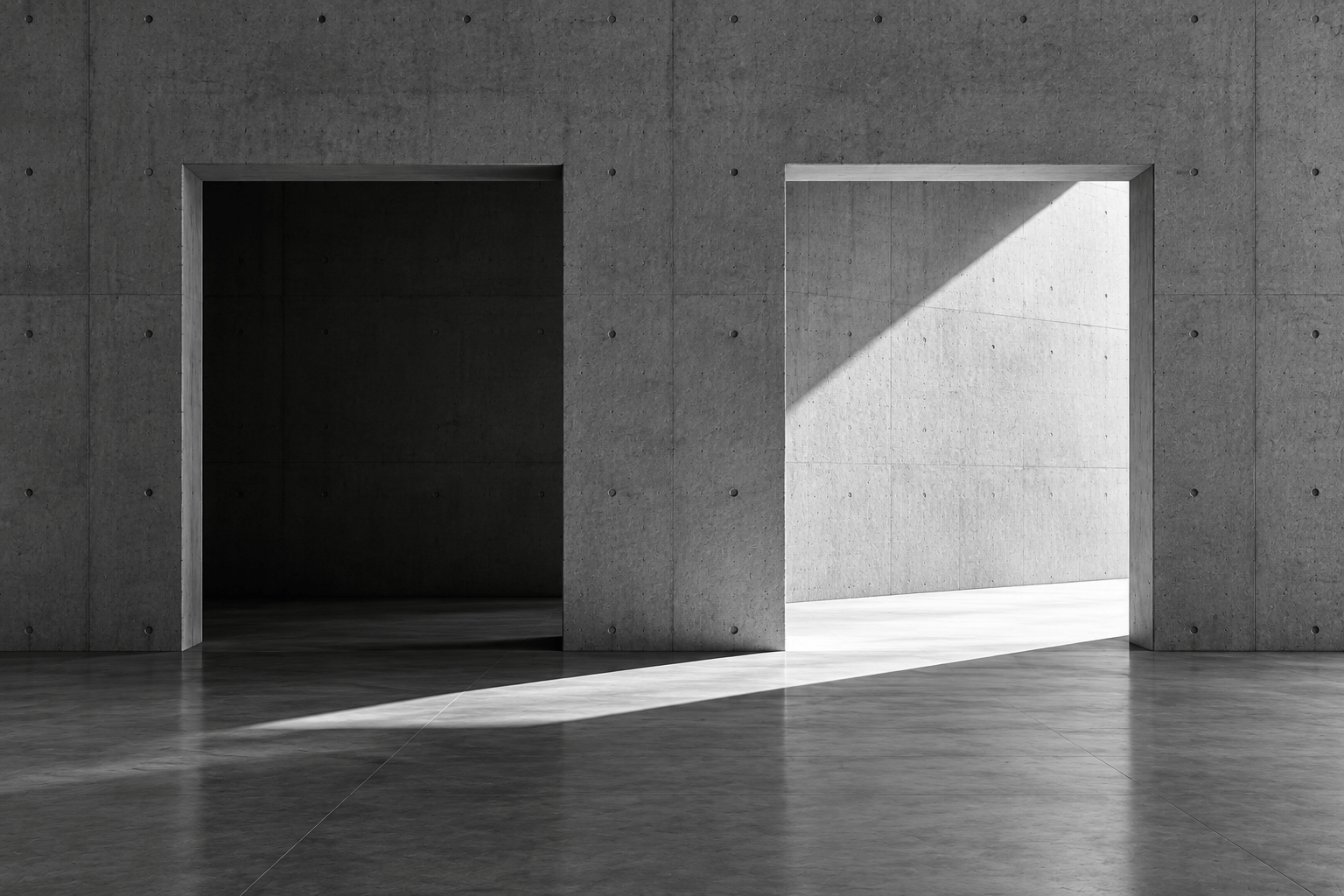 Dos vanos idénticos en un muro de hormigón, uno iluminado y otro en sombra