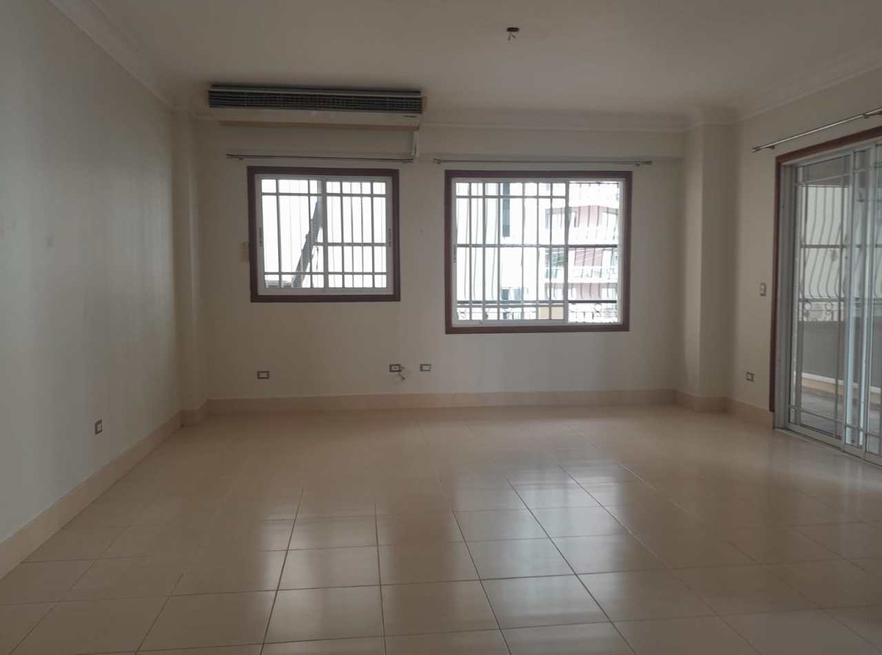 Se Alquila Apartamento Amplio en La Trinitaria, 2do Nivel
