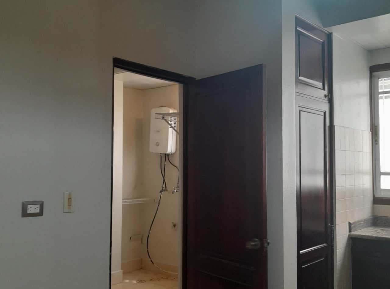 Se Alquila Apartamento Amplio en La Trinitaria, 2do Nivel