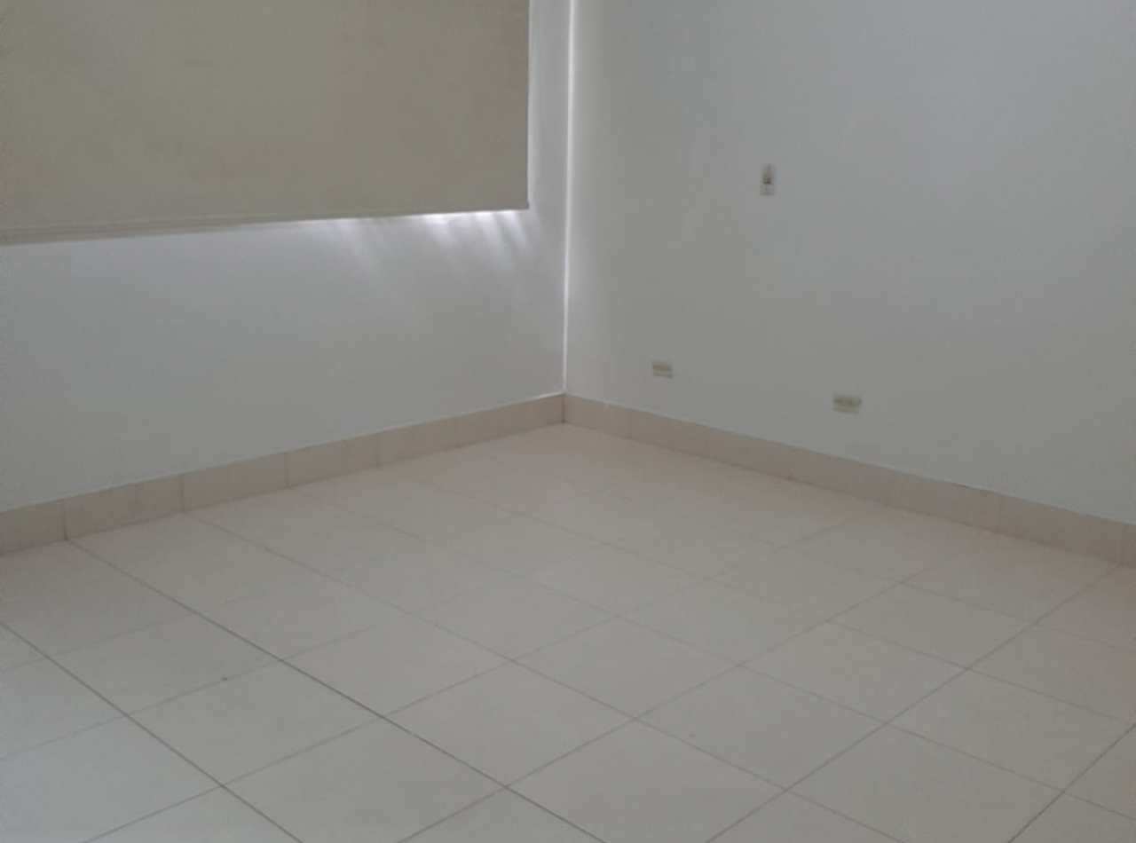 Se Alquila Apartamento Amplio en La Trinitaria, 2do Nivel