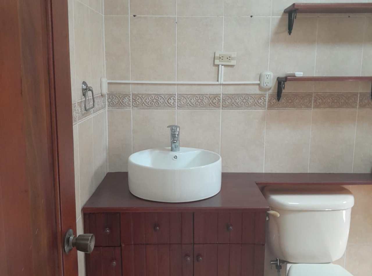 Se Alquila Apartamento Amplio en La Trinitaria, 2do Nivel