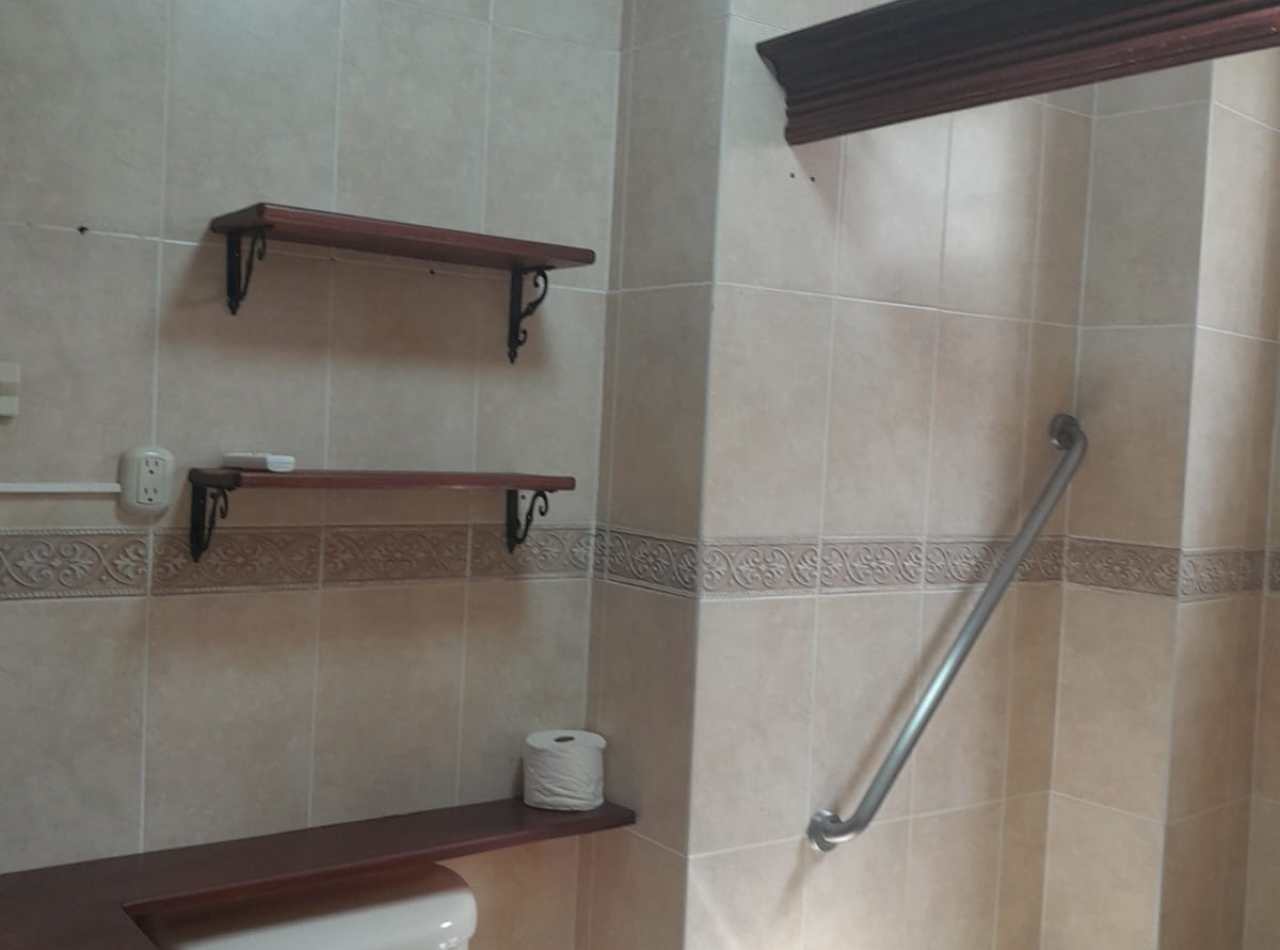 Se Alquila Apartamento Amplio en La Trinitaria, 2do Nivel