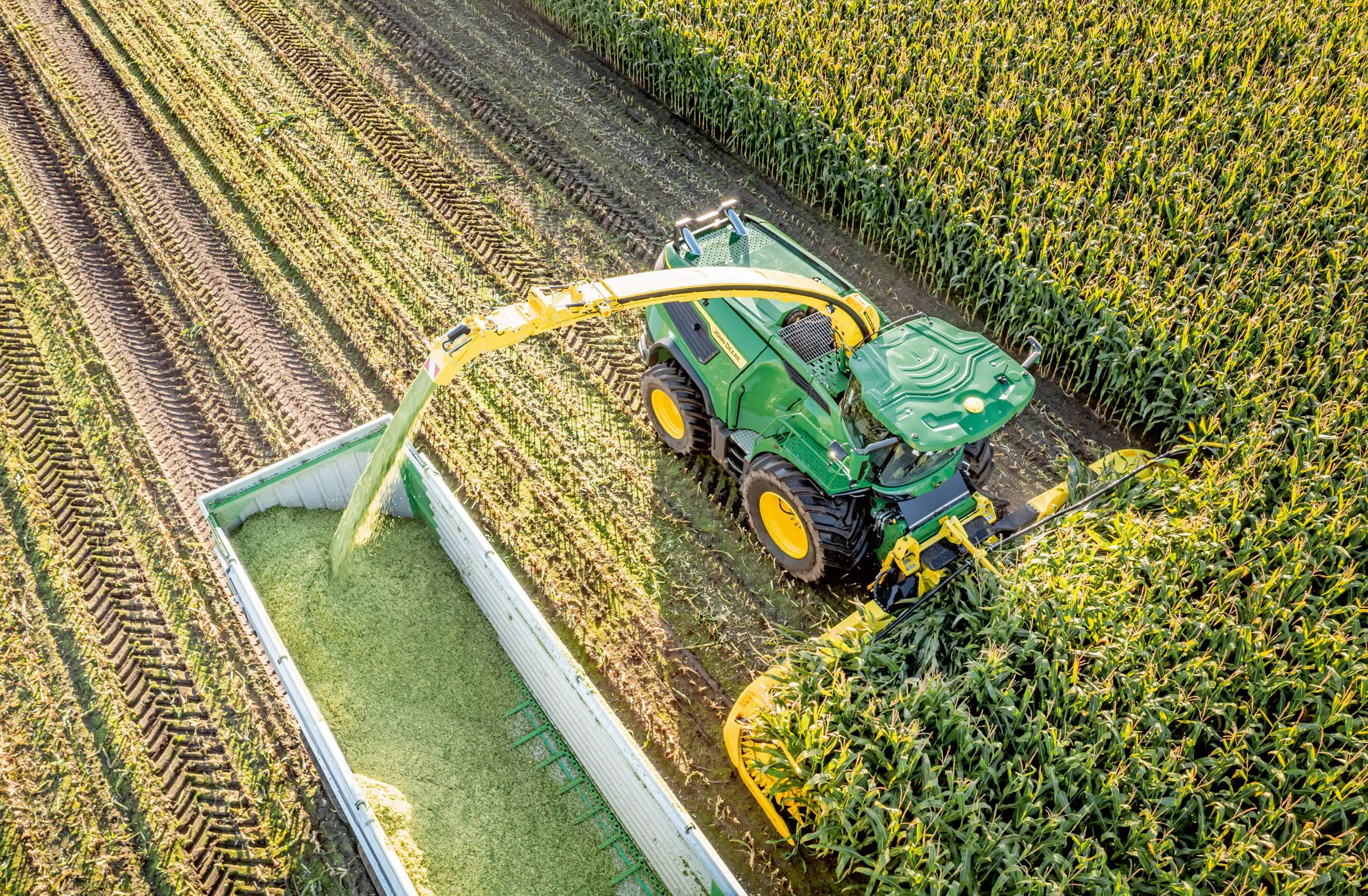 Combina autopropulsata pentru furaje John Deere F8 100 de la IPSO