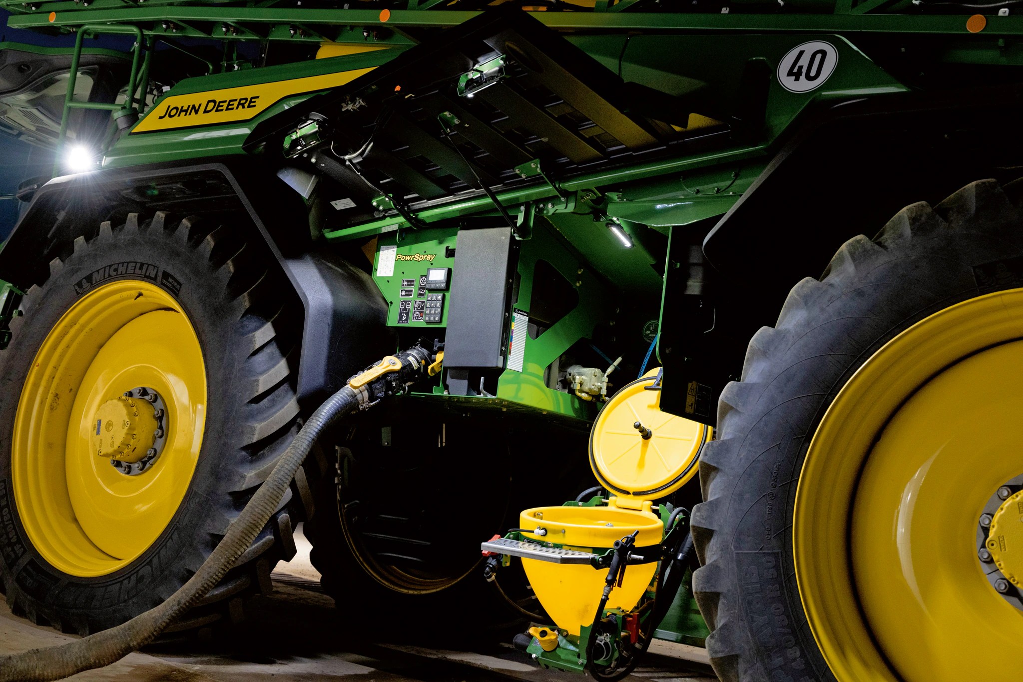 Sprayer autopropulsat John Deere 540R cu stropire de precizie disponibil prin IPSO