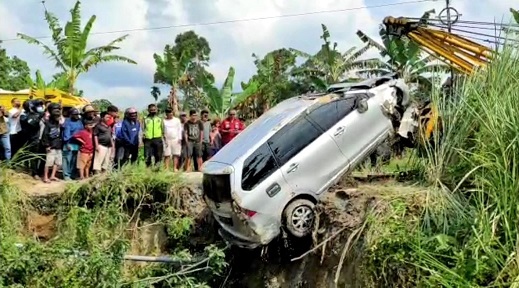 Barang bukti Mobil Toyata Avanza BK 1737 ZV saat dikeluarkan dari dalam jurang