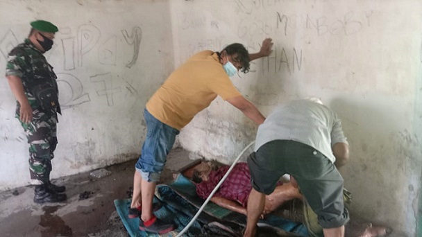 Jenajah korban Rislan Pasaribu saat dibersihkan