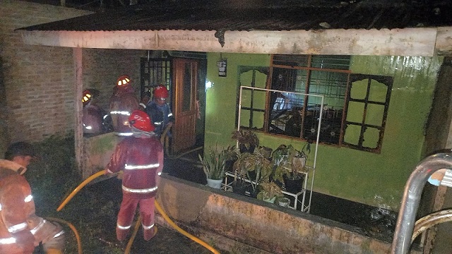 Petugas Damkar saat berusaha memadamkan kobaran api