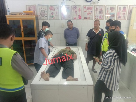 Personil Unit Laka melihat jenajah Parlindungan Manik saat di visum Tim Forensik Ruangan Jenajah RSUD dr Djasamen Saragih