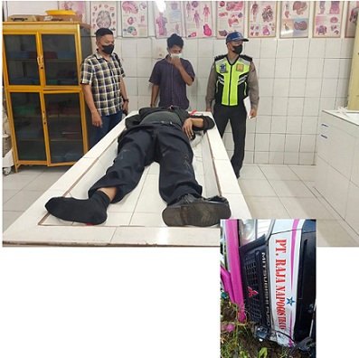 Kanit Laka IPTU Jonni FH Sinaga melihat kondisi jenajah Pengendara sepedamotor Honda Mega Pro BK 3417 TAM Ali Suhunanto Harahap visum di ruangan jenajah RSUD dr Djasamen Saragih Kota Siantar