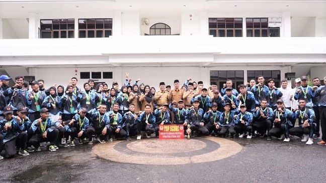 Wali Kota Tanjungbalai photo bersama atlit berprestasi usai serahkan penghargaan