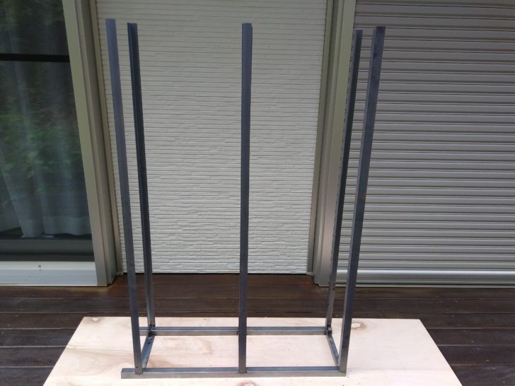 片側のフレームに棚受材溶接完了。