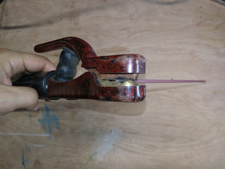 安全ホルダで溶接棒を挟みます