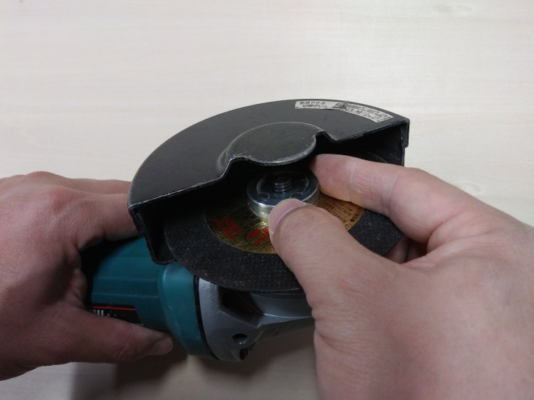 ロックナットを締めます