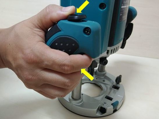 ロックボタンを押した状態でスイッチを押し込む