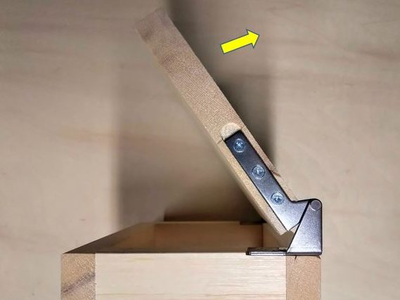 扉を前に持ち出しながら開く